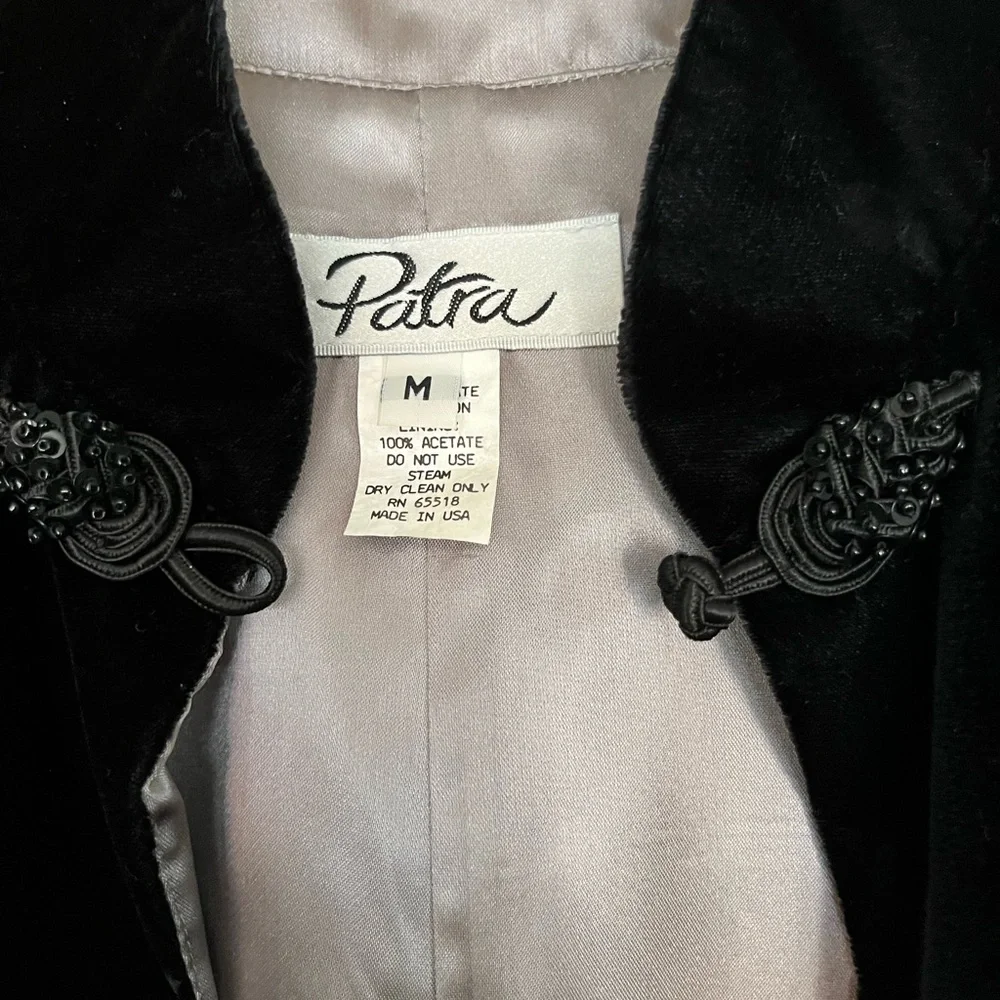 Black velvet sleeved cape style out wear - Picture 4 of 5